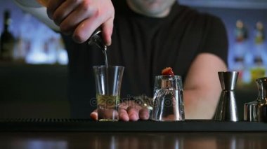 Barmen bir kokteyl bar 4 k gece kulübünde hazırlanıyor