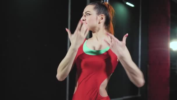 Mladá štíhlá sexy pól taneční žena fhd — Stock video