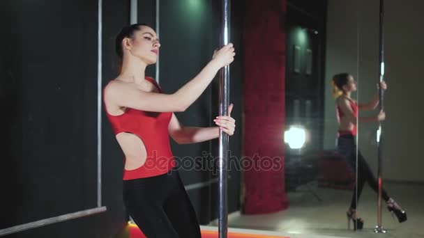 Mladá štíhlá sexy pól taneční žena fhd — Stock video