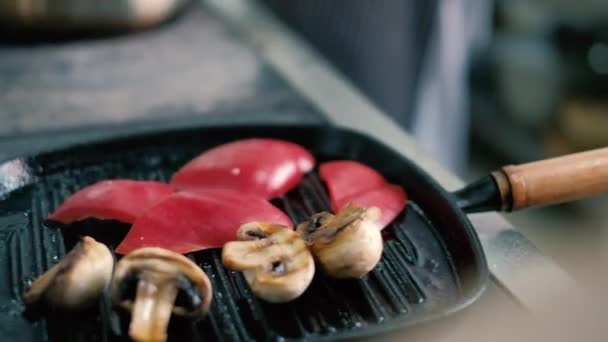 Cocinar en el restaurante freír carne y verduras 4k — Vídeos de Stock