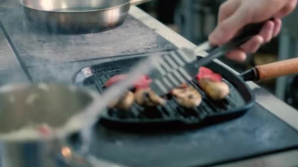 Повар в ресторане жарить мясо и овощи 4k — стоковое видео