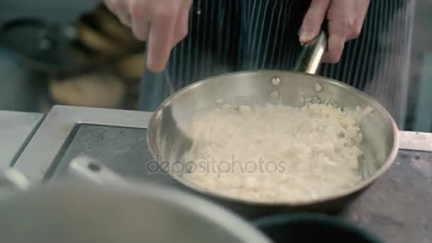 Cuisiner au restaurant frire de la viande et des légumes 4k 
