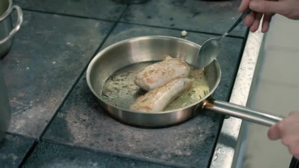 Cocinar en el restaurante freír carne y verduras 4k — Vídeos de Stock