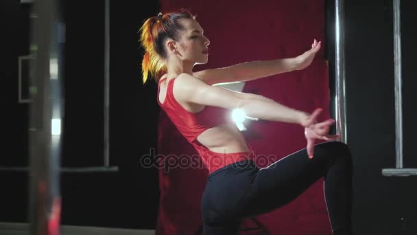 Młody szczupły sexy biegun taniec kobiety fhd — Wideo stockowe