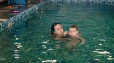 Mutlu anne oğul yüzme havuzunda 4 k öğretim