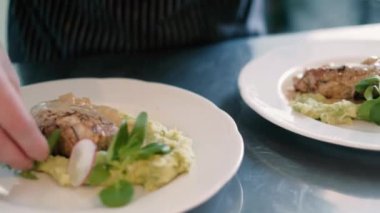 Restoranda aşçı hazırlar ve bir iştah açıcı yemek 4 k hizmet vermektedir