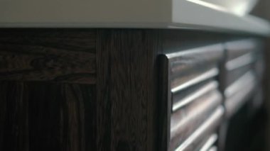 Modern banyo 4k yuvarlak beyaz lavaboda closeup