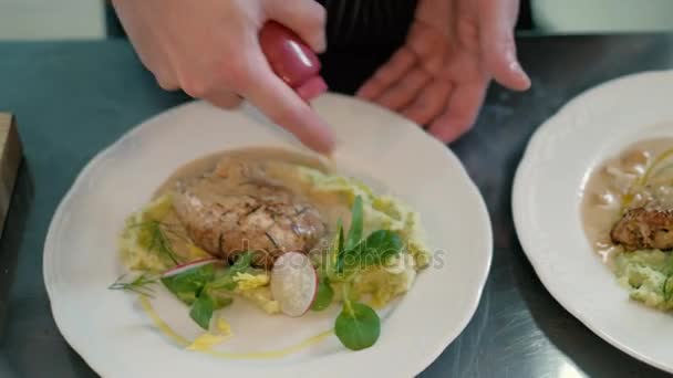 Кухар в ресторані готує і подає апетитну страву 4k — стокове відео