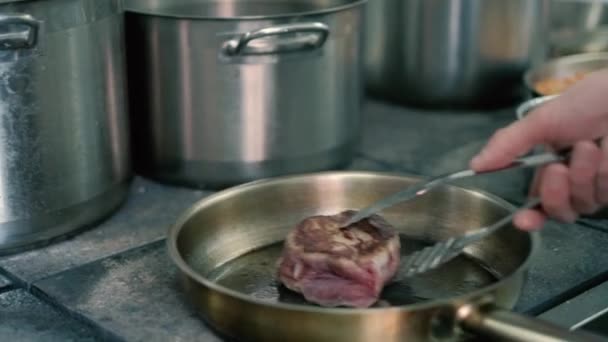 Kuchař v restauraci smažit maso a zeleninu 4k — Stock video