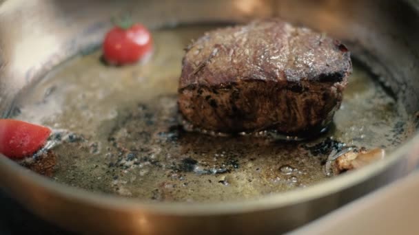 El cocinero en el restaurante prepara y sirve un plato apetecible 4k — Vídeos de Stock