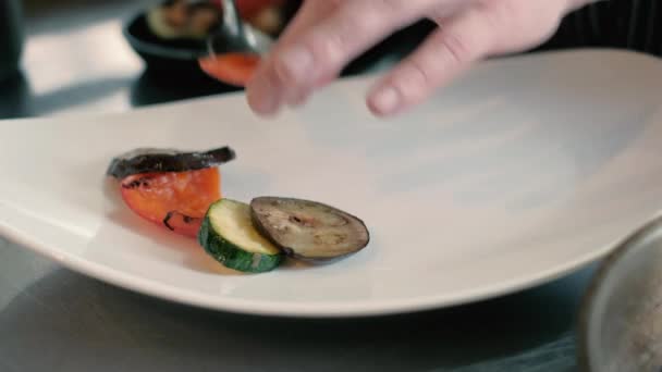 De kok in het restaurant bereidt en serveert een smakelijk gerecht 4k — Stockvideo