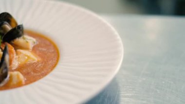 Restoranda aşçı hazırlar ve bir iştah açıcı yemek 4 k hizmet vermektedir