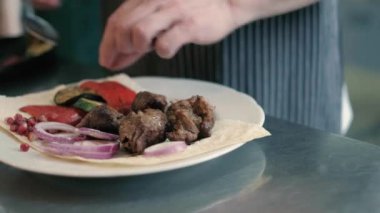 Restoranda aşçı hazırlar ve bir iştah açıcı yemek 4 k hizmet vermektedir