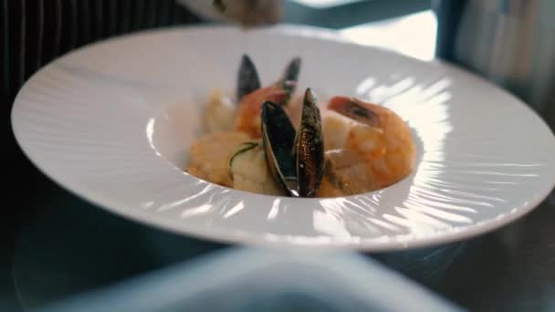 El cocinero en el restaurante prepara y sirve un plato apetecible 4k — Vídeo de stock