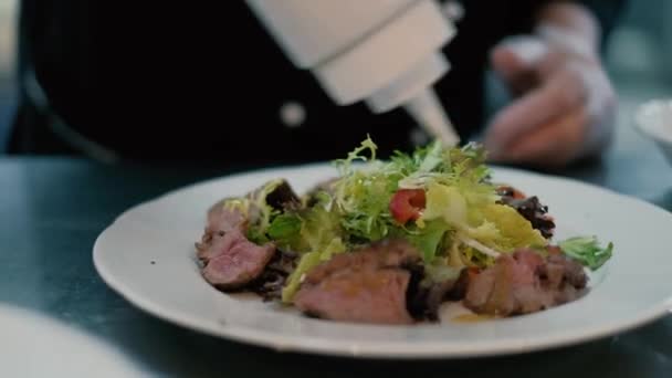 El cocinero en el restaurante prepara y sirve un plato apetecible 4k — Vídeo de stock