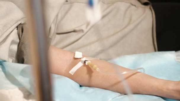 Close-up van zoutoplossing infuus voor patiënt en infusie pomp in het ziekenhuis, met ruimte en lichte achtergrond bij luxe Vip kamer 4k — Stockvideo