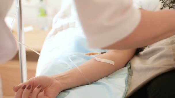 Detailní záběr odkapávací solný roztok pro pacienta a infuzní pumpy v nemocnici, s prostorem a světlé pozadí na luxusní Vip místnost 4k — Stock video