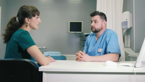 A young woman consults a doctor about gastroscopy 4k — Stock Video