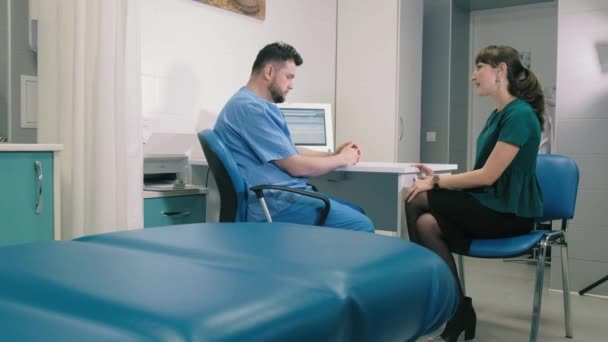 Una joven consulta a un médico sobre gastroscopia 4k — Vídeo de stock