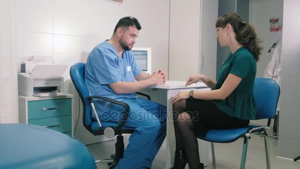 A young woman consults a doctor about gastroscopy 4k — Stock Video