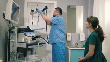 Doktor bir gastroskopi genç kız 4 k ağız yoluyla yapıyor