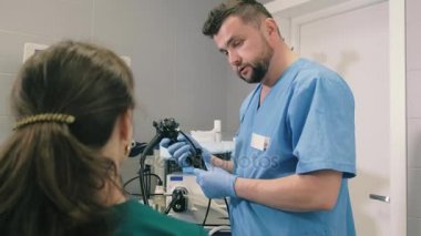 Doktor bir gastroskopi genç kız 4 k ağız yoluyla yapıyor