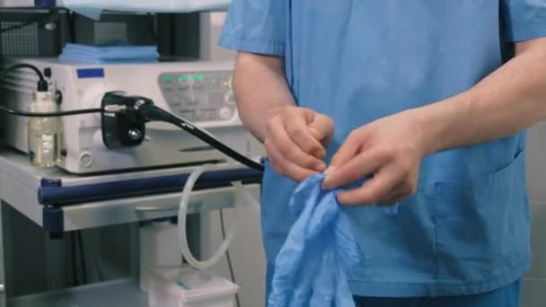 Doctor Use guantes para examen gastroscópico 4k — Vídeo de stock