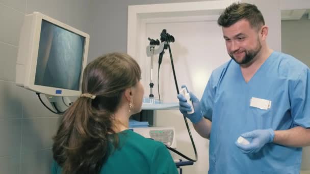 Arzt macht Gastroskopie junges Mädchen durch den Mund 4k — Stockvideo