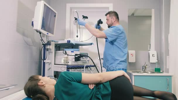 Doctor hace una gastroscopia chica joven a través de la boca 4k — Vídeos de Stock