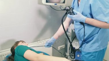 Doktor bir gastroskopi genç kız 4 k ağız yoluyla yapıyor