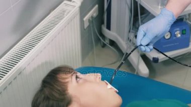Doktor bir gastroskopi genç kız 4 k ağız yoluyla yapıyor