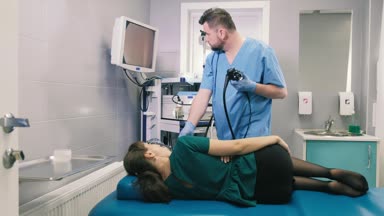Doktor bir gastroskopi genç kız 4 k ağız yoluyla yapıyor