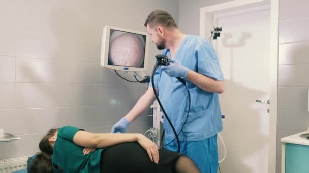 Доктор делает гастроскопию молодой девушке через рот 4К — стоковое видео