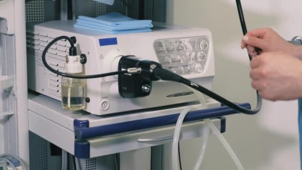 Doktor giyim eldiven muayene gastroskopi 4k için — Stok video