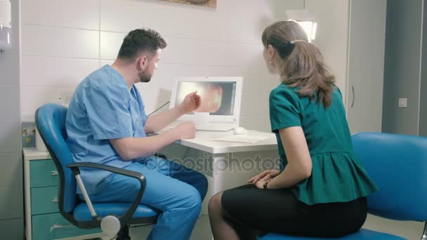 Genç bir kadın doktora gastroskopi 4 k danışır — Stok video