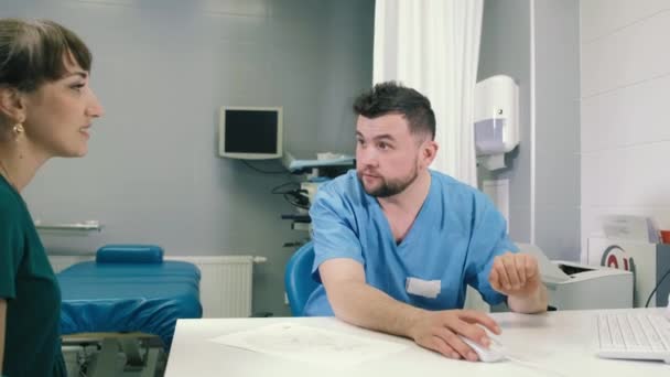 Een jonge vrouw raadpleegt een arts over gastroscopy 4k — Stockvideo