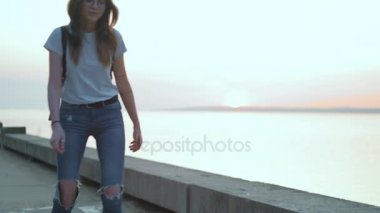 Güzel kadın silindir-blading 4k sahil üzerinde