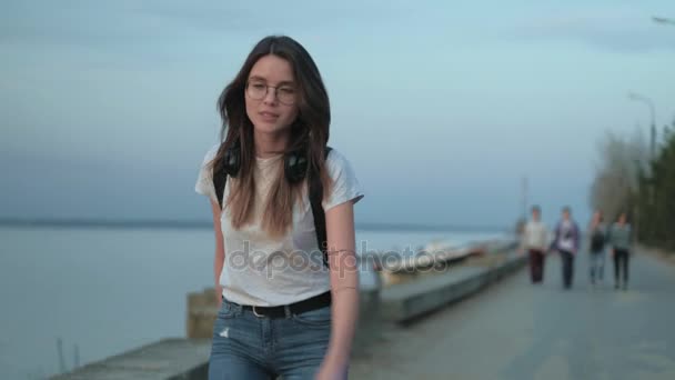 Schöne Frau Inlineskaten an der Küste 4k — Stockvideo