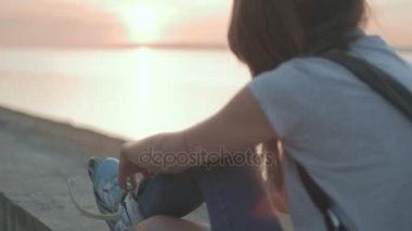 Deniz kıyısı 4 k tekerlekli paten güzel kadın Giydir