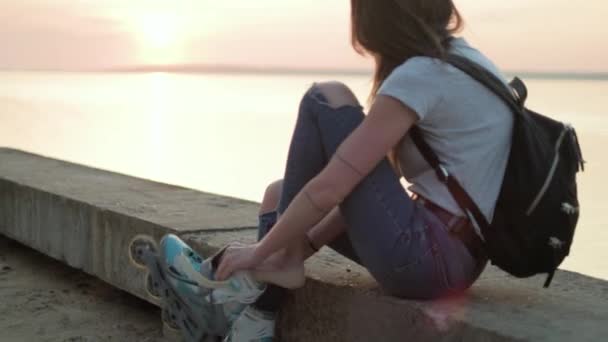 Mulher bonita veste patins na praia 4k — Vídeo de Stock