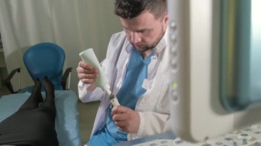 Klinik 4 k t kadının göbek üzerinde 3D ultrason yapacağım doktor