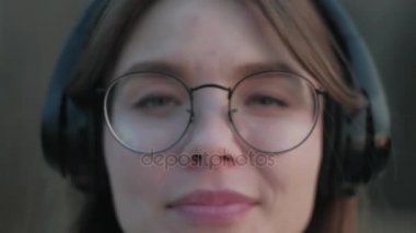 Güzel kadın 4 k sahil üzerinde paten müzik