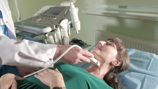 Médico haciendo ultrasonido 3d en el vientre de t mujer en la clínica 4k — Vídeo de stock