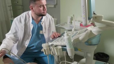 Klinik 4 k t kadının göbek üzerinde 3D ultrason yapacağım doktor