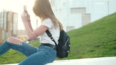 Kadın telefonu 4 k fotoğraf çekmek güzel yaz