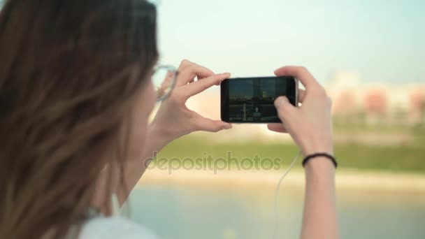 Hermosa mujer de verano tomando fotos en el teléfono 4k — Vídeo de stock