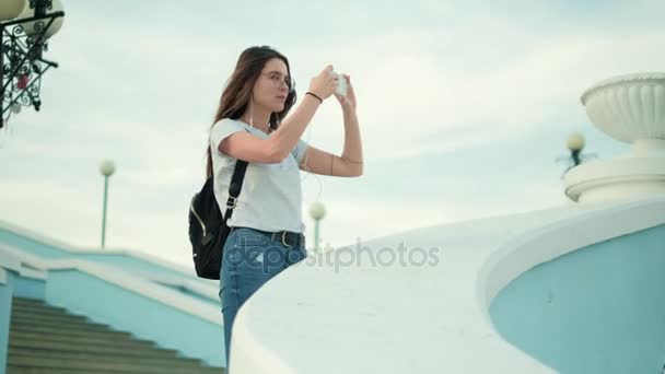 Linda mulher de verão tirar fotos no telefone 4k — Vídeo de Stock