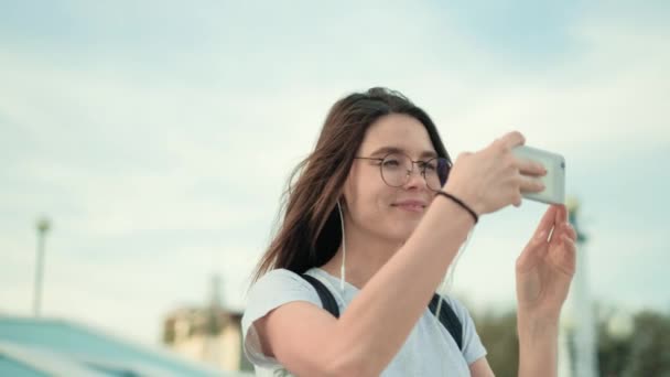 Hermosa mujer de verano tomando fotos en el teléfono 4k — Vídeo de stock