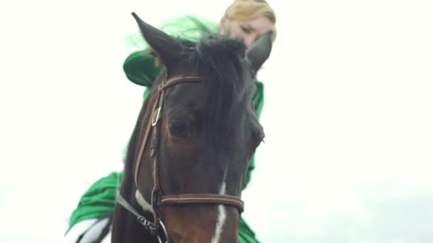 Een vrouw in een groen pak is het berijden van een paard 4k — Stockvideo