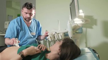 Klinik 4 k t kadının göbek üzerinde 3D ultrason yapacağım doktor